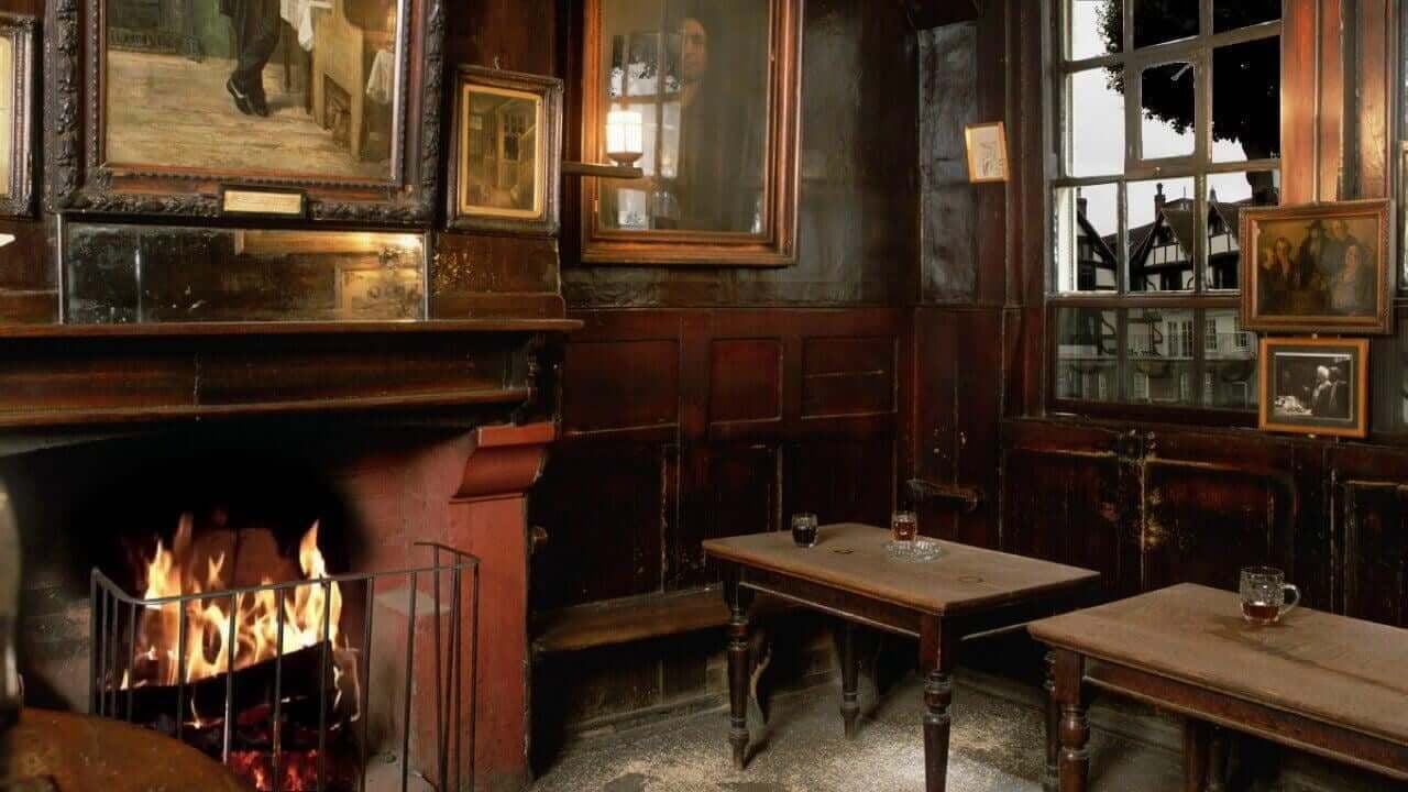 Local Pub - London, Host Family Stay